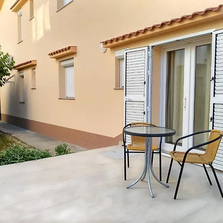 Im Erdgeschoss Mit Kleiner Terrasse * Baska (Krk)